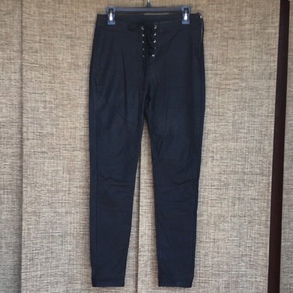 Romeo & Juliet faux leather leggings with front Grommet detail size M.